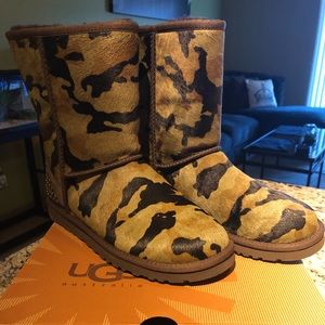 UGG Women’s Size 8 Camo Boots